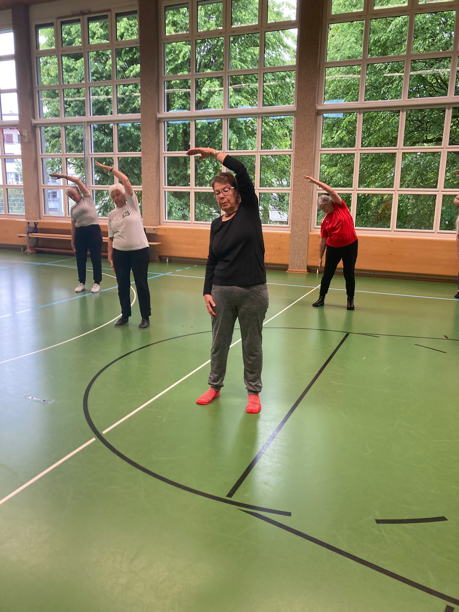 Senioren-Riege – Dehnübungen in der Turnhalle
